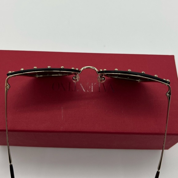 Authentic Valentino Garavani Crystal rockstuds black frame Sunglasses - Picture 16 of 17